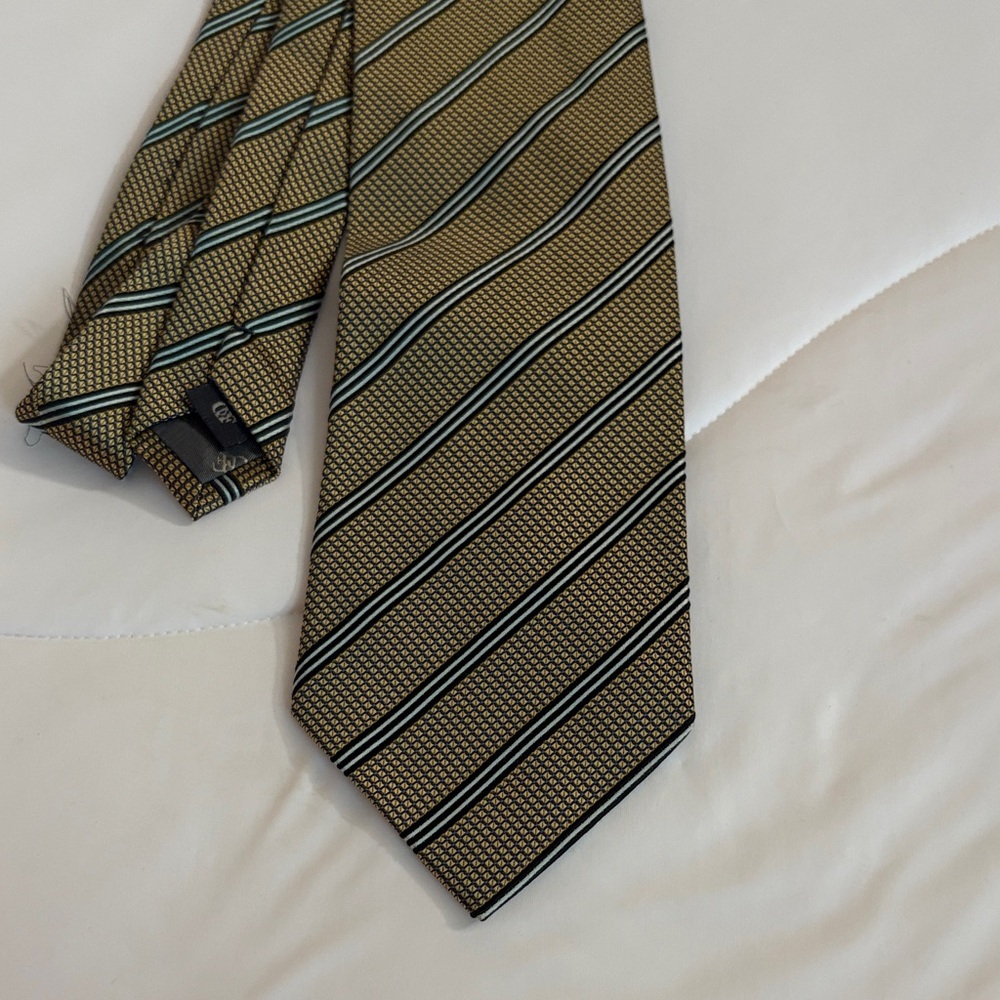 Elegant Gold and Black Striped Men's Tie